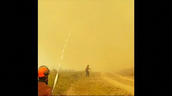 Un tornado de fuego absorbe la manguera de un equipo de bomberos Un tornado de fuego absorbe la manguera de un equipo de bomberos