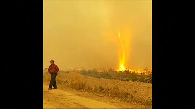Kanadische Feuerwehrmänner kämpfen mit Flammentornado