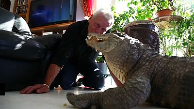 Cet herpétologiste vit avec deux alligators dans son salon
