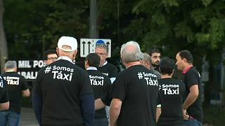 Centenas de táxis continuam parados