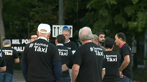 Centenas de táxis continuam parados Centenas de táxis continuam parados
