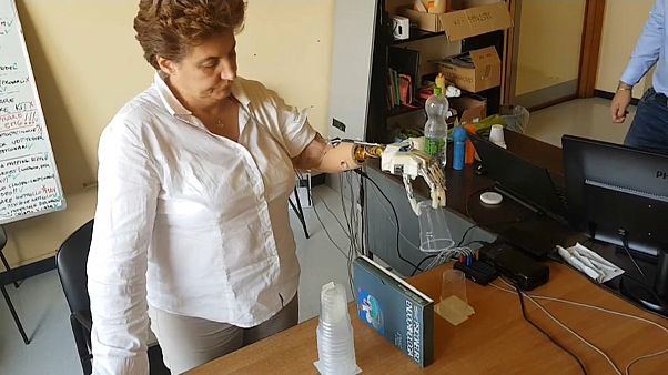 Mão biónica simula sensação do toque Mão biónica simula sensação do toque