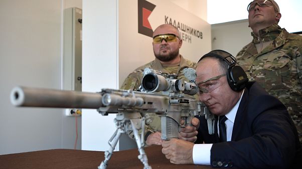 Putin als Sniper: Russlands Präsident testet die neue Kalaschnikow SVCh-308 Putin als Sniper: Russlands Präsident testet die neue Kalaschnikow SVCh-308