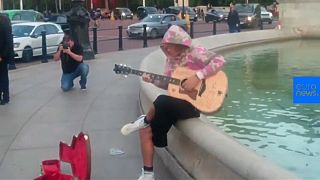 La serenata de Justin Bieber a su prometida a las afueras del Palacio de Buckingham