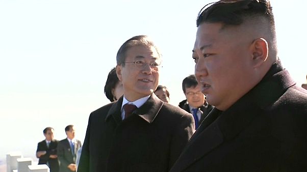 Líderes das duas Coreias contemplam a paisagem Líderes das duas Coreias contemplam a paisagem