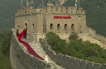 رژه مانکن‌های پیر کاردن بر روی دیوار چین