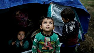 Crianças são as maiores vítimas das más condições do acampamento