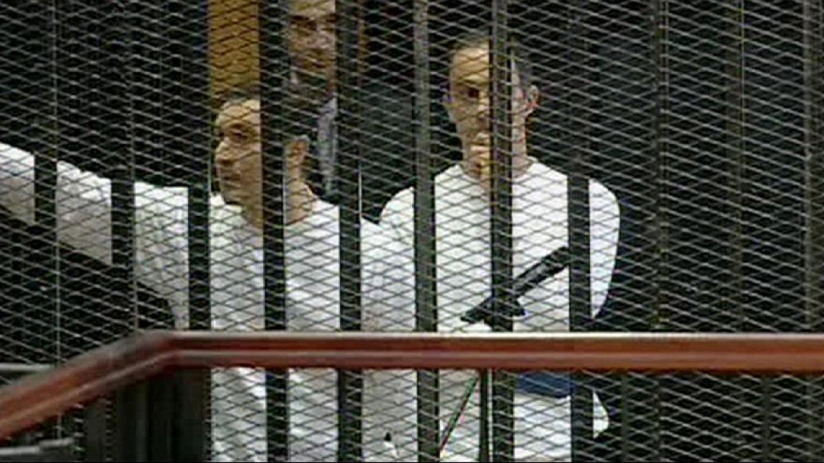 صورة أرشيفية لجمال مبارك (يمين) وعلاء مبارك (يسار) خلف القضبان