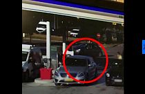 سرقت خودرو از پمپ بنزین در فرانسه؛ بی‌تفاوتی حاضران جنجالی شد