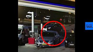 سرقت خودرو از پمپ بنزین در فرانسه؛ بی‌تفاوتی حاضران جنجالی شد