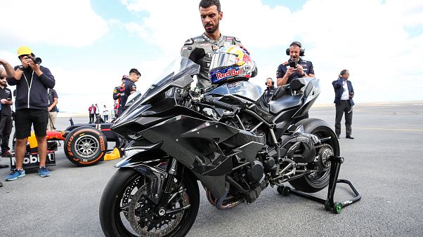Hayalini gerçekleştiren milletvekili Sofuoğlu F16'ya karşı yarıştı Hayalini gerçekleştiren milletvekili Sofuoğlu F16'ya karşı yarıştı