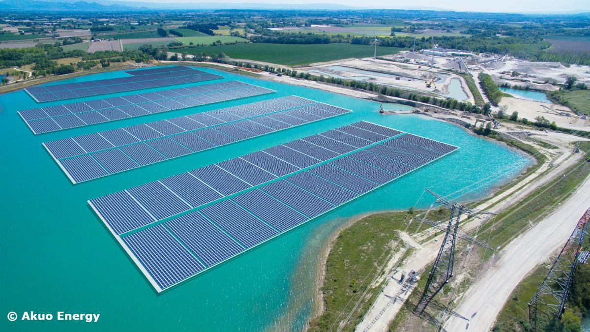 Une centrale solaire sort de l’eau en France