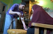 زوجان كفيفان يغزلان الحقائب بمهارة تفوق المبصرين