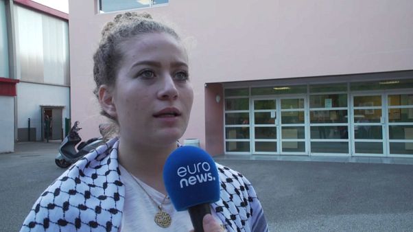 عهد التميمي لمنتقديها: "عانيت كبقية الأسيرات في السجن وغناؤنا كان هتافا لنصرة فلسطين" عهد التميمي لمنتقديها: "عانيت كبقية الأسيرات في السجن وغناؤنا كان هتافا لنصرة فلسطين"