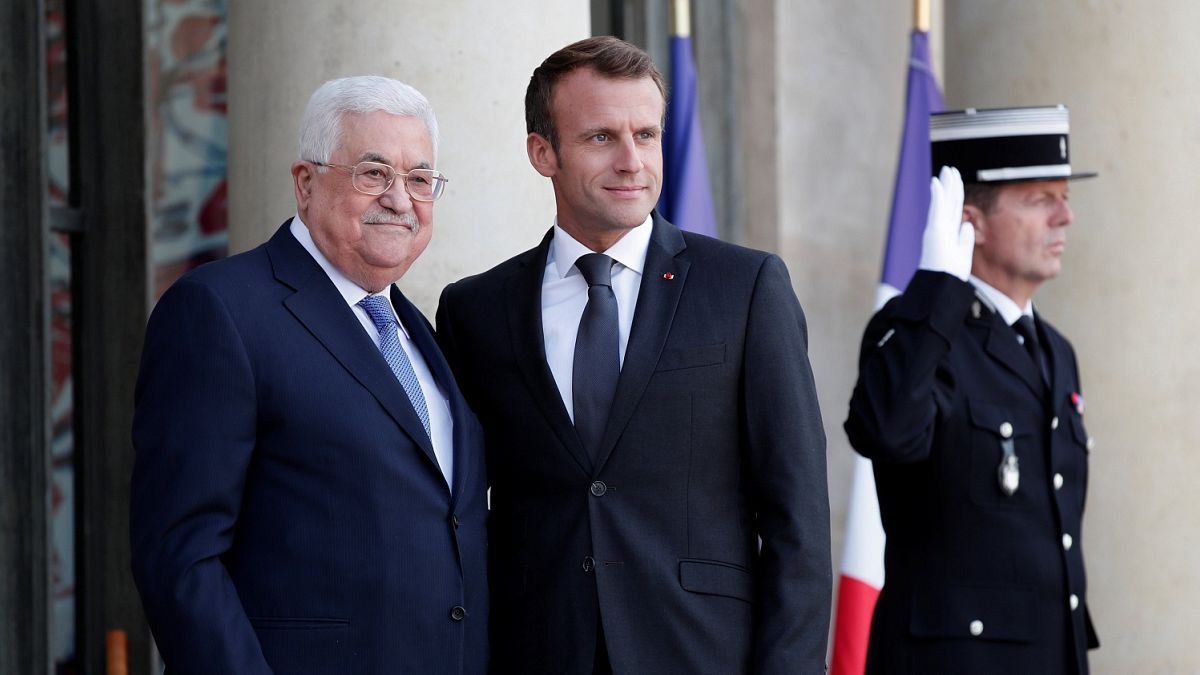 الرئيسان الفرنسي إيمانويل ماكرون والفلسطيني محمود عباس في باريس