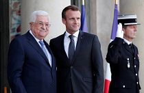 الرئيسان الفرنسي إيمانويل ماكرون والفلسطيني محمود عباس في باريس