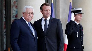 الرئيسان الفرنسي إيمانويل ماكرون والفلسطيني محمود عباس في باريس