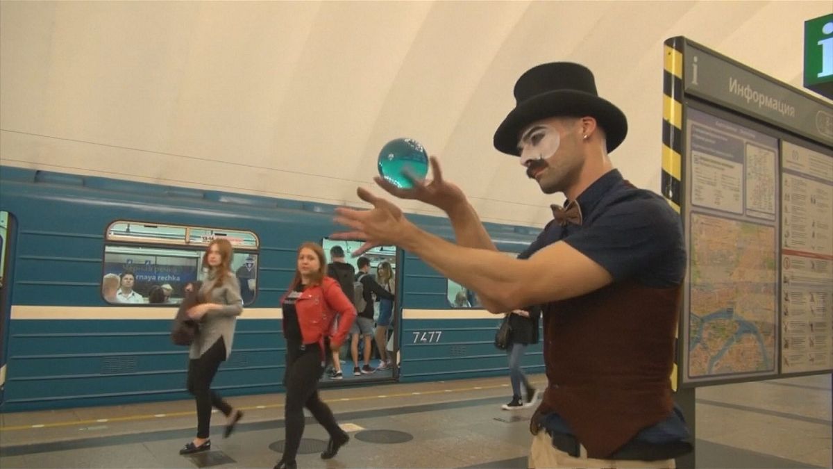 Circo y malabares en el metro de San Petersburgo 