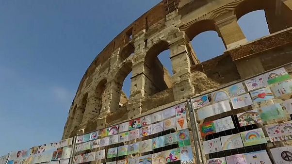 Coliseu de Roma veste Cores de Paz Coliseu de Roma veste Cores de Paz