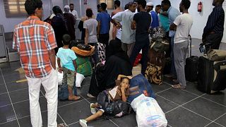 القتال يُجبر مسافرين على الانتظار في مطار مصراته بعد إغلاق مطار طرابلس