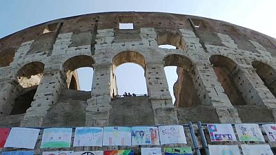 Miles de dibujos infantiles rodean el Coliseo de Roma