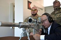 Putin Kalaşnikof'un yeni model keskin nişancı tüfeğiyle atış yaptı