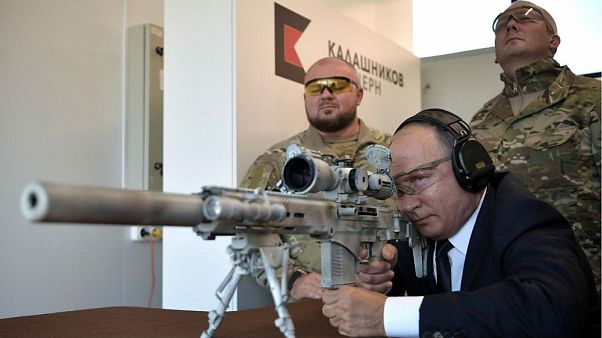 Putin Kalaşnikof'un yeni model keskin nişancı tüfeğiyle atış yaptı Putin Kalaşnikof'un yeni model keskin nişancı tüfeğiyle atış yaptı