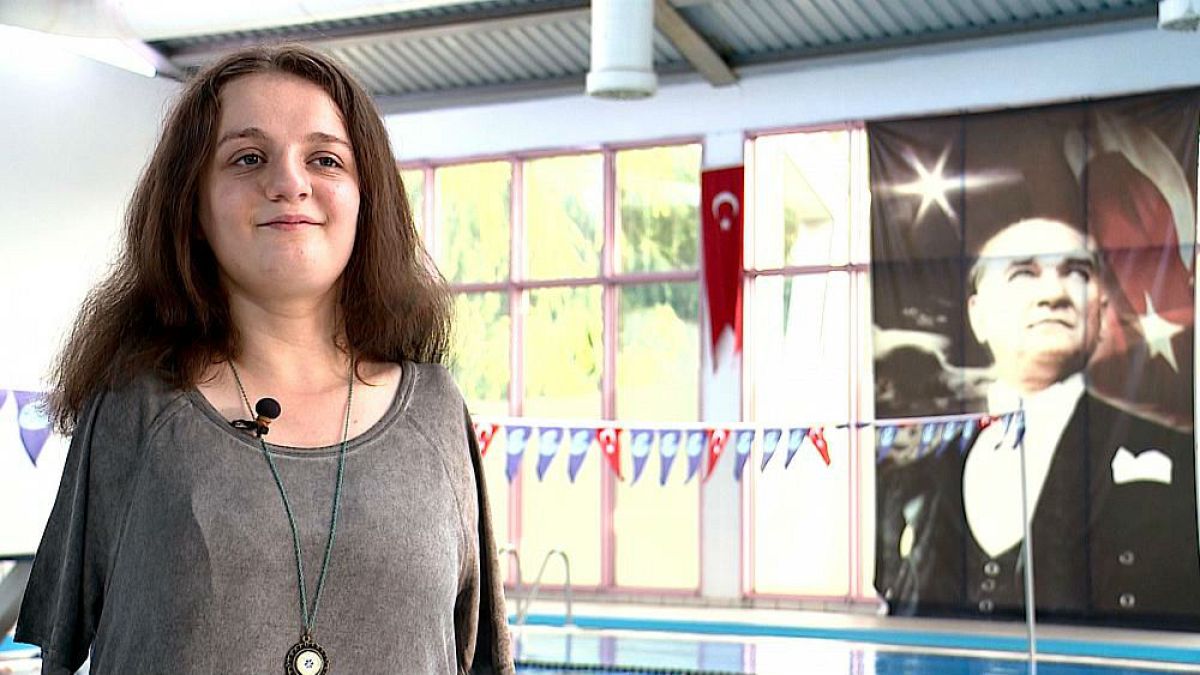 Meet the teenage Turkish swimming champion born without arms