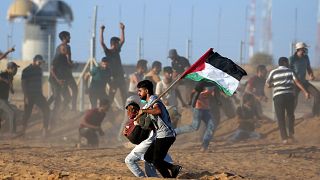مقتل فلسطيني وجرح أكثر من 300 آخرين في مظاهرات مسيرة العودة وكسر الحصار