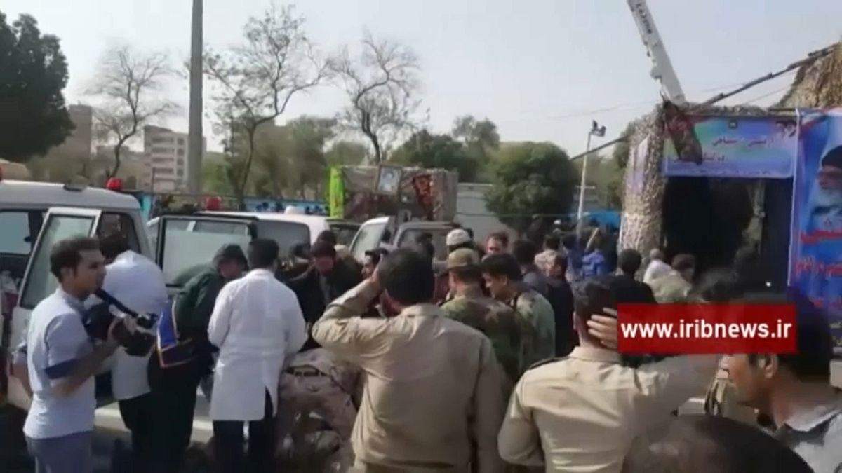 Atentado em desfile militar no Irão faz vários mortos