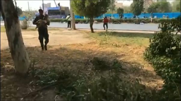 شاهد لحظة الهجوم على العرض العسكري في الأهواز الإيرانية شاهد لحظة الهجوم على العرض العسكري في الأهواز الإيرانية