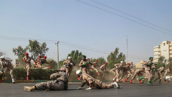 گزارش تصویری از حمله افراد مسلح به مراسم رژه در اهواز گزارش تصویری از حمله افراد مسلح به مراسم رژه در اهواز