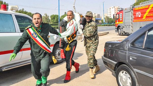 نقل جريح إيراني أثناء الهجوم على عرض عسكري في الأهواز جنوب غرب إيران نقل جريح إيراني أثناء الهجوم على عرض عسكري في الأهواز جنوب غرب إيران