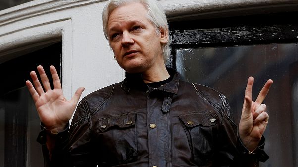 Julian Assange deja la dirección de WikiLeaks Julian Assange deja la dirección de WikiLeaks