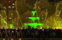 Grün beleuchtete Fontänen auf dem Unirii-Platz in Bukarest