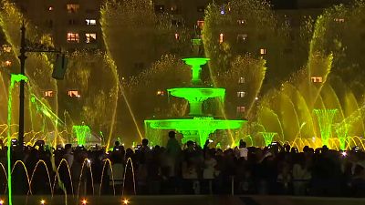 Grün beleuchtete Fontänen auf dem Unirii-Platz in Bukarest