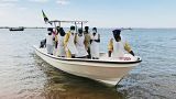 Homem resgatado com vida de barco naufragado no Lago Vitória