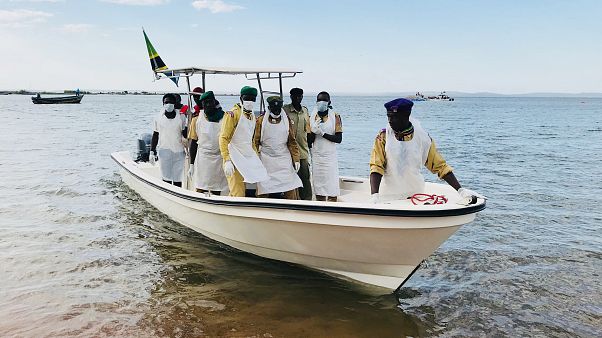 Homem resgatado com vida de barco naufragado no Lago Vitória Homem resgatado com vida de barco naufragado no Lago Vitória