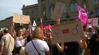 نساء سويسرا يطالبن بالمساواة في الأجور