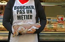 Frankreich: Mit totem Ferkel protestieren Tierschützer gegen Fleischkonsum