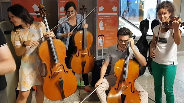 Wegen Verspätung: Orchester gibt Ständchen am Genfer Flughafen Wegen Verspätung: Orchester gibt Ständchen am Genfer Flughafen