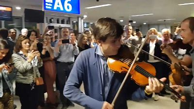 کنسرت نطلبیده در فرودگاه ژنو برای مسافران معطل