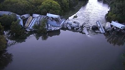 شاهد: خروج قطار عن مساره وسقوط عرباته في نهر فلويد بولاية أيوا