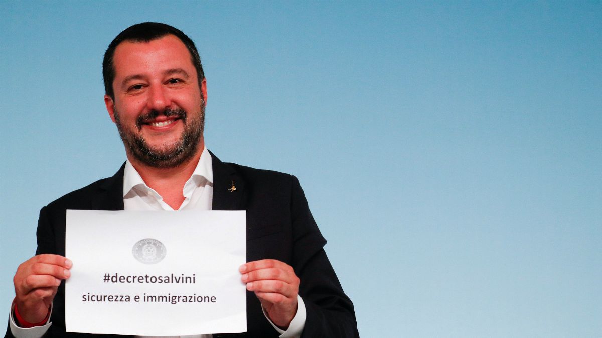 وزیر کشور ایتالیا کاغذی با نام لایحه جدید در موضوع مهاجرت را در دست گرفته ا