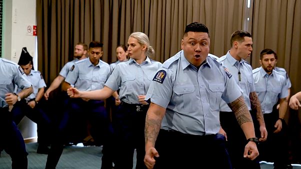 Polícia neo-zelandesa dança o "Haka" Polícia neo-zelandesa dança o "Haka"