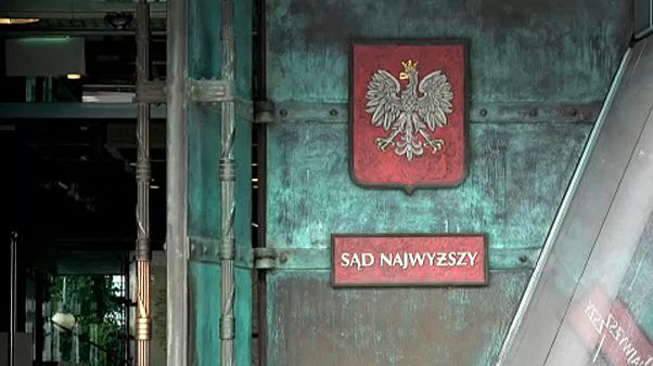 المفوضية الأوروبية تقاضي بولندا على خلفية إصلاحات قضائية المفوضية الأوروبية تقاضي بولندا على خلفية إصلاحات قضائية