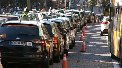Taxistas em greve contra "Lei Uber"