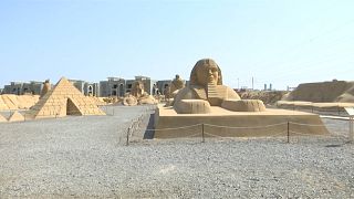 شاهد: تماثيل لأيقونات فرعونية وعالمية معاصرة بمتحف للرمال في مصر