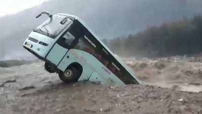 Autocarro arrastado pela força da água na Índia
