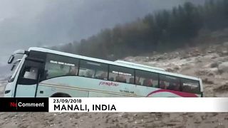 شاهد: الفيضانات تجرف حافلة في الهند وتضعها في مجرى نهر
